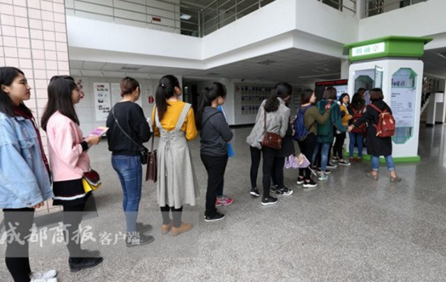 朗讀亭排隊(duì)